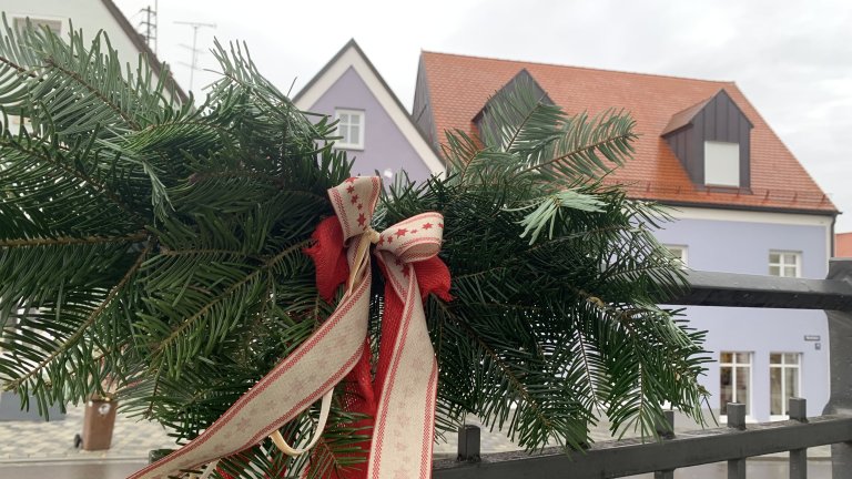 Grossansicht in neuem Fenster: Flair Deko CKM 2024 handgebundene Zweige am Rathausplatz Grossansicht in neuem Fenster: Flair Deko CKM 2024 handgebundene Zweige am Rathausplatz